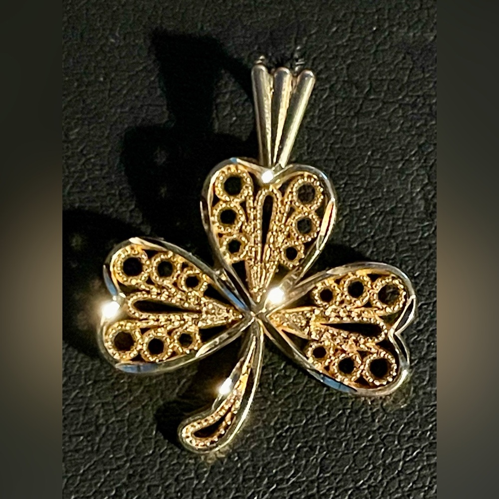 Filagree Shamrock Pendant( Only) 10KT Gold Beautiful weighs 1.2grams  Maker MA84